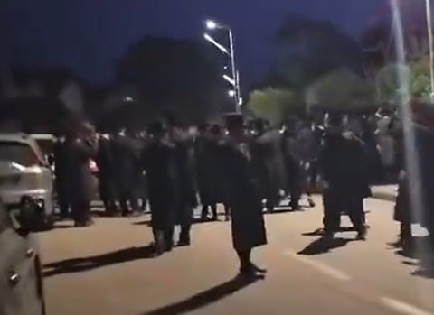 הפגנת חרדים מחוץ לבית השופט סולברג