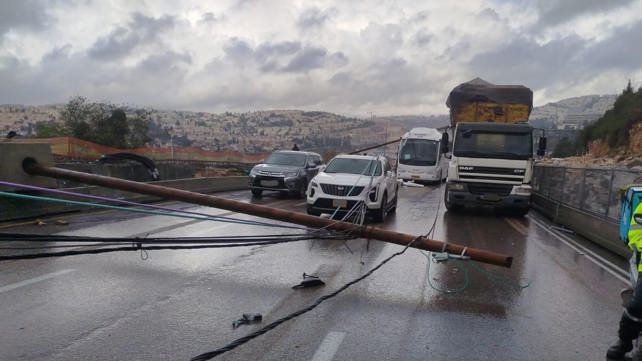 עמודים קרסו בכביש בגין בירושלים
