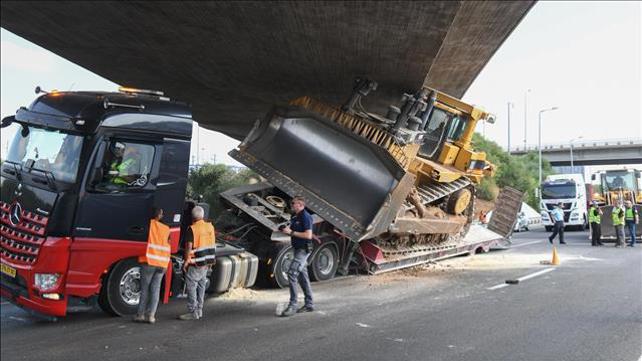 משאית, גשר, כביש 1, נתב"ג, התנגשה, נתקעה, 26.10.21