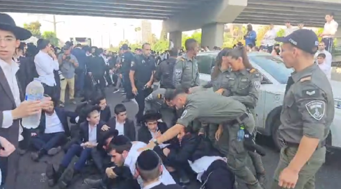 כביש 4 נחסם לתנועה בעקבות הפגנת הפלג הירושלמי נגד גיוס חרדים