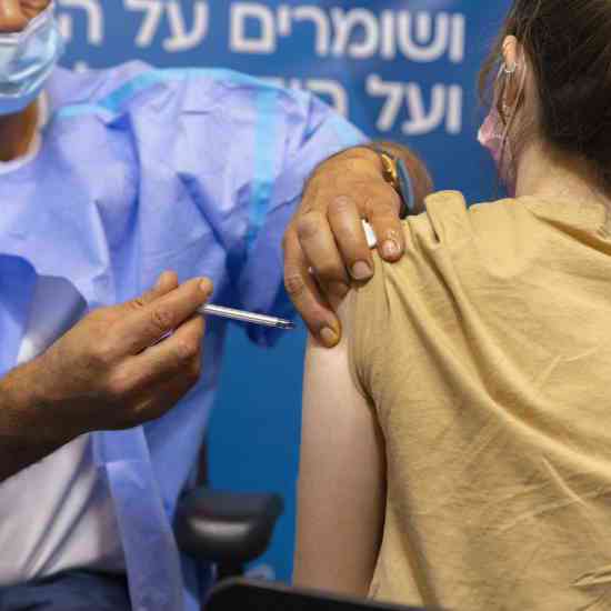 A pesar del anuncio de la FDA, Israel sigue vacunando