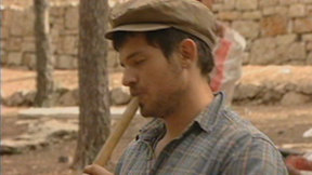 איש מנגן מתוך מסע "צועדים מאהבה" . 2010