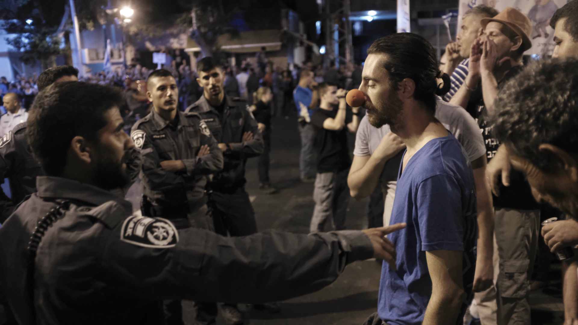 מפגין מול שוטרים בהפגנה בפתח תקווה