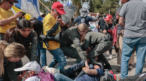 החשוד בהטרדת שוטרת מג"ב בהפגנה יואשם בעבירות אמל"ח