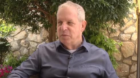 גיורא איילנד שוקל כניסה למערכת הפוליטית