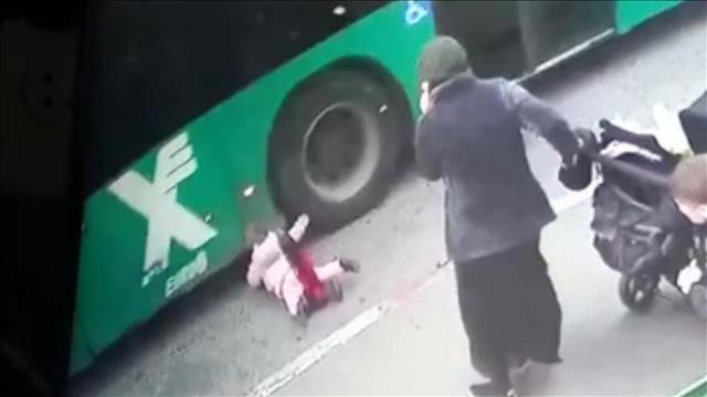 תיעוד מירושלים: ילדה מעדה מקורקינט ישירות לתוך אוטובוס נוסע