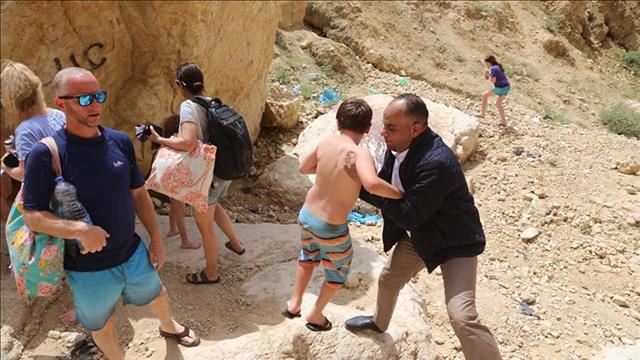 ראש עיריית קרק מסייע למטיילים הישראלים