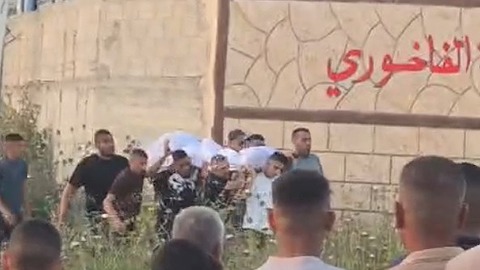 פלסטינים מעבירים את גופתו של הקשיש