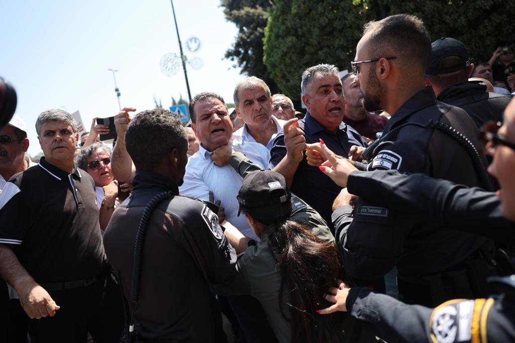 איימן עודה סופג מכה בפניו בהפגנה בירושלים