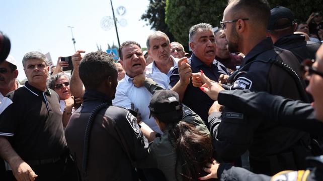 איימן עודה סופג מכה בפניו בהפגנה בירושלים