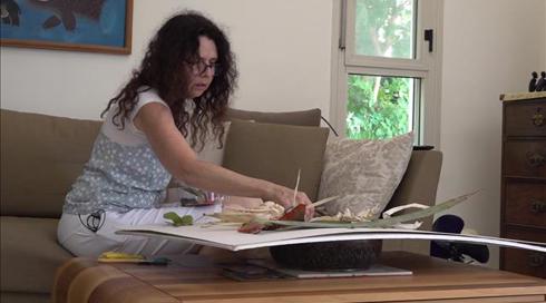 שבלולים, ענפים ובננות: האמנית שיצירותיה מורכבות מחומרים מהטבע