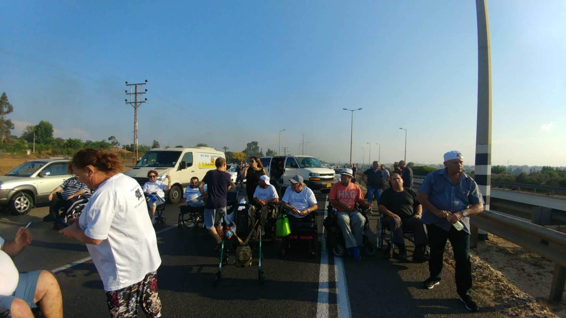 הנכים חוסמים את כביש 4
