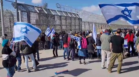 מוחים ניסו למנוע את העברת הסיוע ההומניטרי לעזה - ונעצרו
