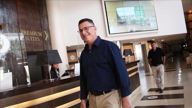 גדעון סער בכנסה לשיחות לקראת ממשלת בנט לפיד בכפר המכבייה 01.06.21