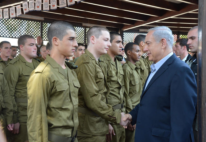 ראש הממשלה בנימין נתניהו עם מתגייסים לצה"ל, 2013
