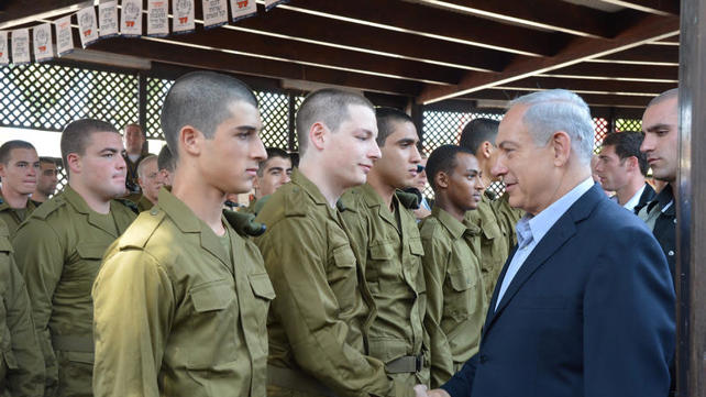 ראש הממשלה בנימין נתניהו עם מתגייסים לצה"ל, 2013