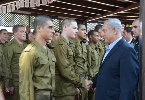 ראש הממשלה בנימין נתניהו עם מתגייסים לצה