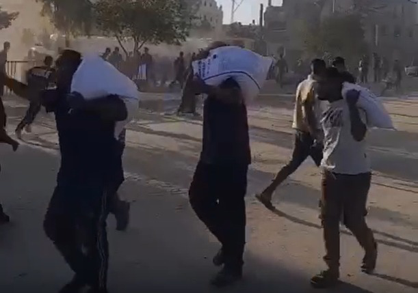 בזיזת שקי קמח ממשאיות סיוע הומניטרי
