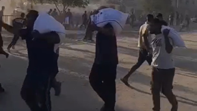 בזיזת שקי קמח ממשאיות סיוע הומניטרי