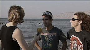 ליאת רון מראיינת את אורי בנאי על שפת הכינרת. 18.8.1997