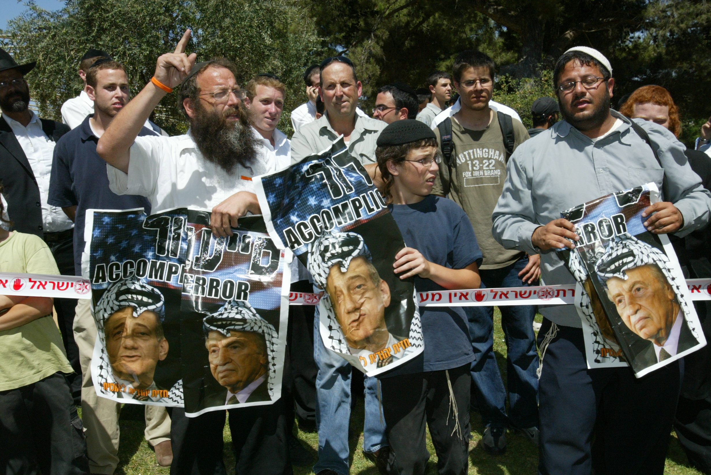 בן גביר בהפגנה בשנת 2008