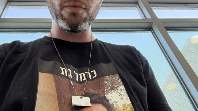 גיל דיקמן עם חולצה של כרמל גת ז"ל