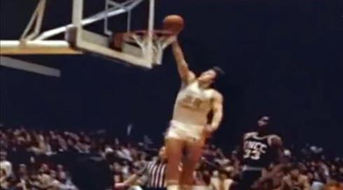 גופיה מספר ח"י: שחקן ה-NBA שחשף לראשונה - אני דור שני לשואה