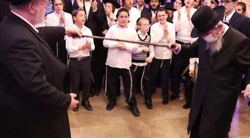 המנהג הכי פוטוגני: תיעוד משמחות בית השואבה בחסידויות