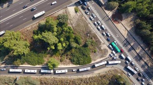 במחאה על קיצוץ בתקציב: עשרות אוטובוסים נסעו בשיירת מחאה במרכז
