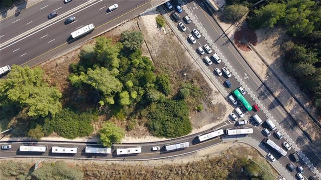 שיירת מחאה של אוטובוסים בכביש 1 שמוחים על קיצוץ בתקציב התחבורה הציבורית, 27.10.19