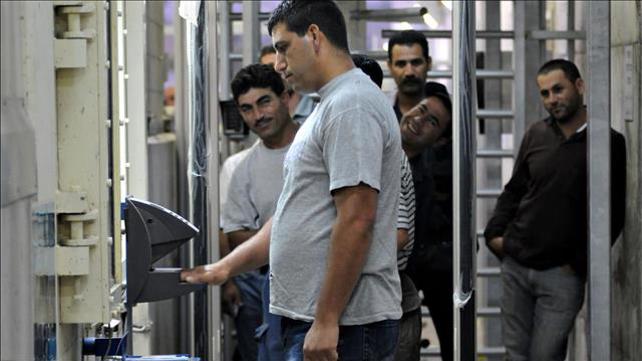 פועלים פלסטינים במעבר מכבים
