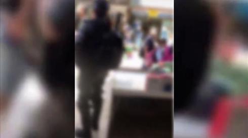 שופט קבע כי צילום של שוטרת שהתמקד בישבנה הוא "מחמיא ולא פוגעני"