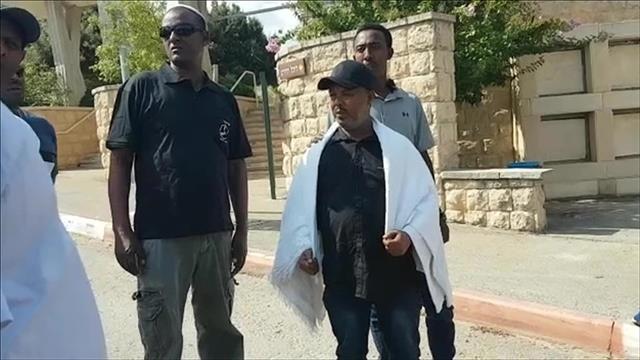 משפחת טקה עולה לקברו שלו סלומון, יולי 2019
