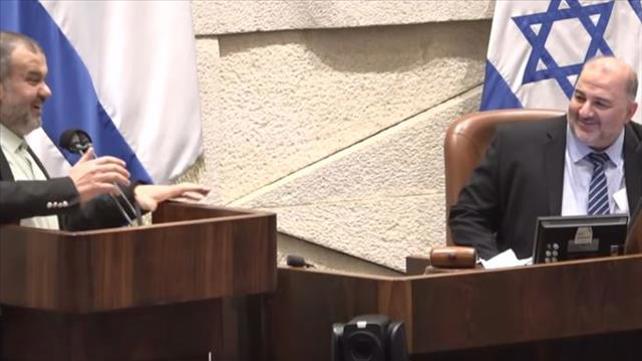 וליד טאהא ומנסור עבאס מדברים בערבית במליאה 