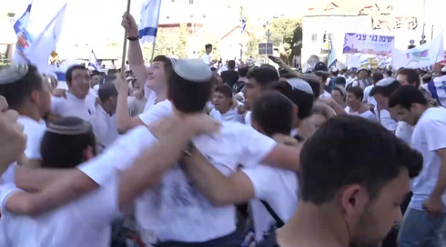 תקפו פלסטינים ועיתונאים ישראלים: האלימות במצעד הדגלים בצל המלחמה