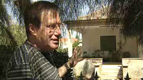 אהוד מנור במרפסת ילדותו. 2002
