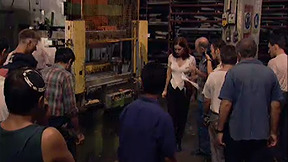 קבוצת אנשים עומדים במרכז זירת תאונת עבודה במפעל. צולם בתאריך 1.12.1999