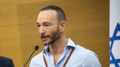 אחרי העדויות נגדו: איתי פנקס ארד פורש מתפקידו