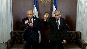 האיחוד של בנט ולפיד היה נראה כמו הבטחה - אז למה הם מתרסקים בסקרים?