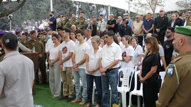 לאה ושמחה גולדין בהלוויית בנם