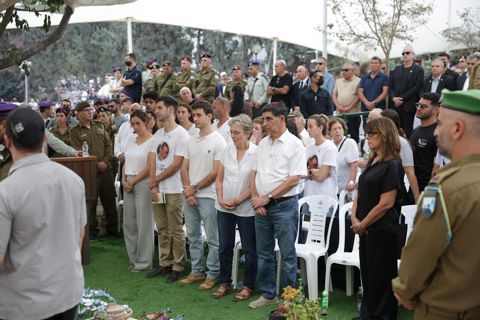 לאה ושמחה גולדין בהלוויית בנם