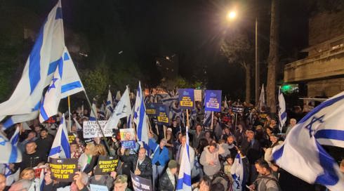 "מאות מפגינים מול מעון רה"מ: "לחזור לציר פילדלפי ורפיח עכשיו