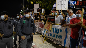 הפגנה מחוץ למעון רה"מ בקיסריה