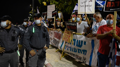 מפקד תחנת חדרה נחקר באזהרה שפעל באלימות וללא סמכות נגד מפגינים מול ביתו של רה"מ