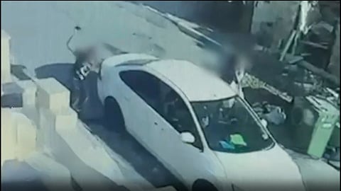מכה את פרודתו ודוחף אותה לרכב: ניסיון החטיפה נתפס במצלמת האבטחה