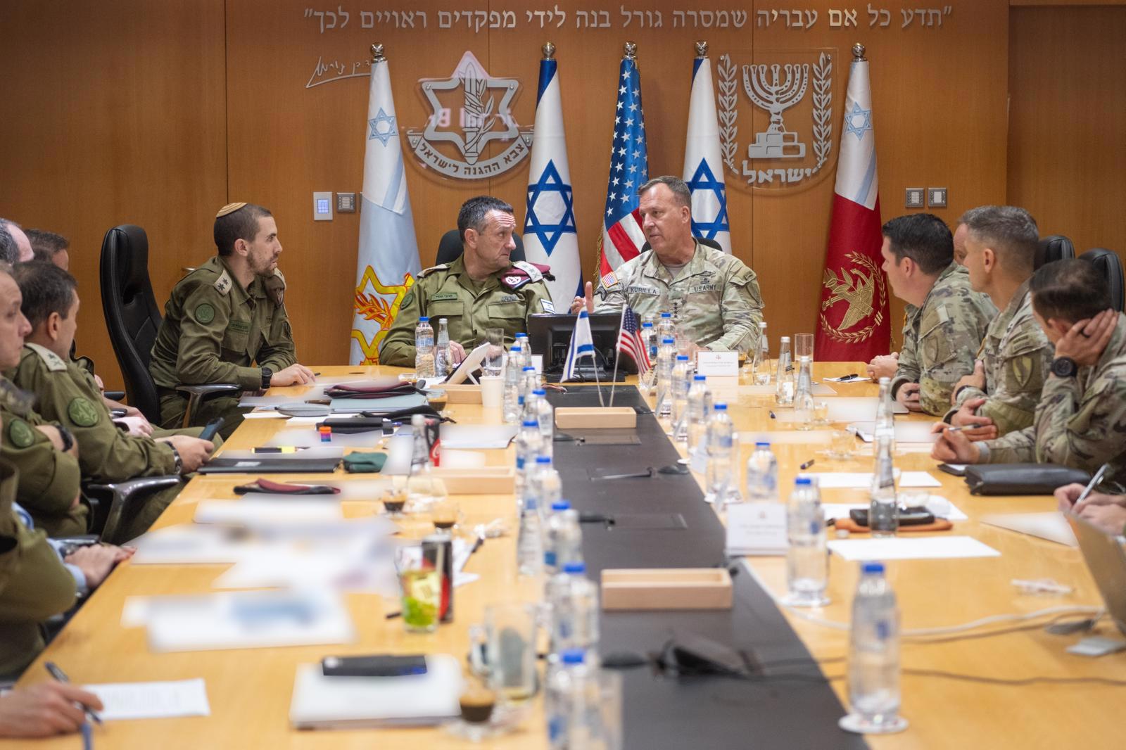 הרמטכ"ל הרצי הלוי בהערכת מצב עם מפקד פיקוד המרכז של ארה"ב הגנרל מייקל קורילה, אוגוסט 2024