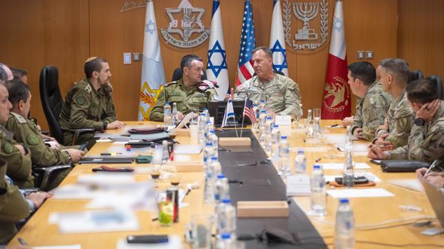 הרמטכ"ל הרצי הלוי בהערכת מצב עם מפקד פיקוד המרכז של ארה"ב הגנרל מייקל קורילה, אוגוסט 2024