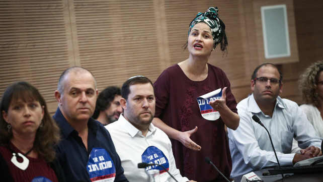 המשפחות השכולות המוחות בעת דיון בכנסת