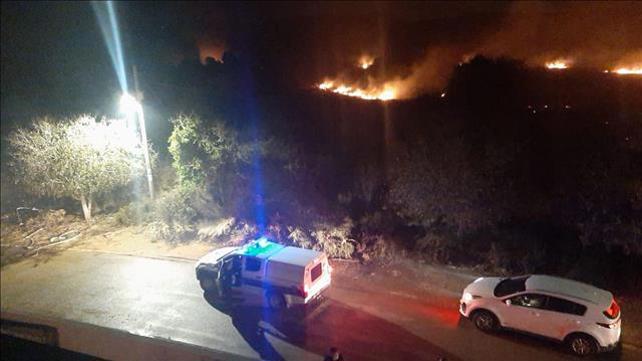 שריפה פרצה ביישוב מנות שליד שלומי, תושבים מפונים מבתיהם