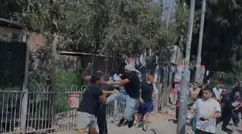 תיעוד: יהודי שהניף דגל ישראל הותקף בידי פלסטינים ופעילי שמאל בצפון ירושלים